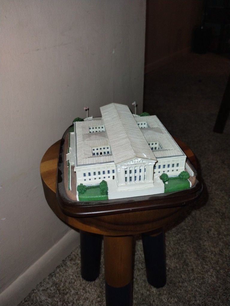 THE SUPREME COURT (Danbury Mint)