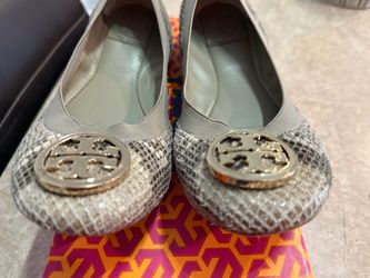 Size 8 women’s 51138218 tory burch snake skin style cement grey / bay leaf 046 CAROLINE - NATURAL SNAKE PRINT/ELASTIC flats