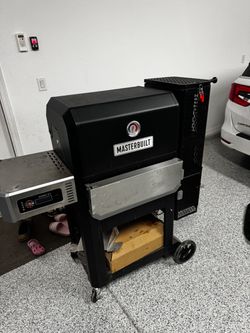 Masterbuilt 850 smoker like new (with pizza oven)