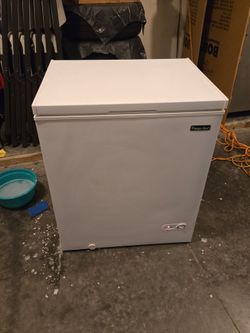 Magic Chef HMCF5W4 Chest Freezer