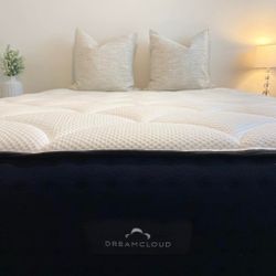Like New Dreamcloud Hybrid Mattress ( Full Size)