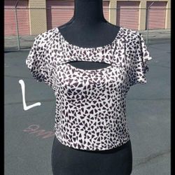 Brand new ladies top Size L PICKUP BETWEEN 2;00-10:45 PM RAINBOW/CHARLESTON CASH ONLY READ DESCRIPTION 