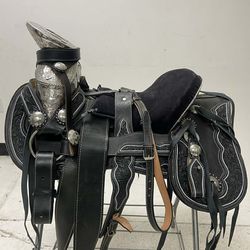 Montura charra de cuero cincelada a mano con herraje y fuste plateado