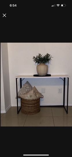 Entry Table/ Desk
