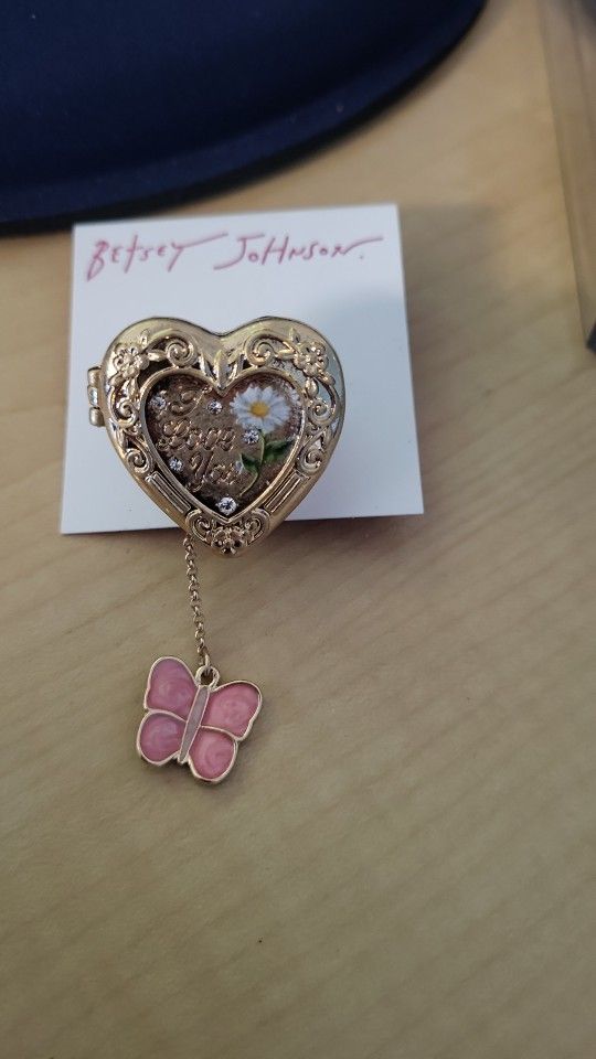 Nwt Betsey Johnson locket stretch ring rare