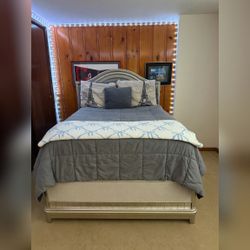 6 Piece Bedroom Furniture Set - Good - Richfield, OH