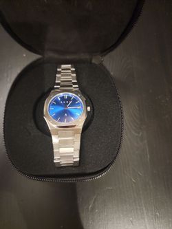 Aura watch, Grey and blue color scheme