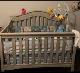Baby crib  mattress included and bedding set 160 OBO