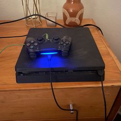 PS4 Console 500GB w/ Dual Shock Controller 