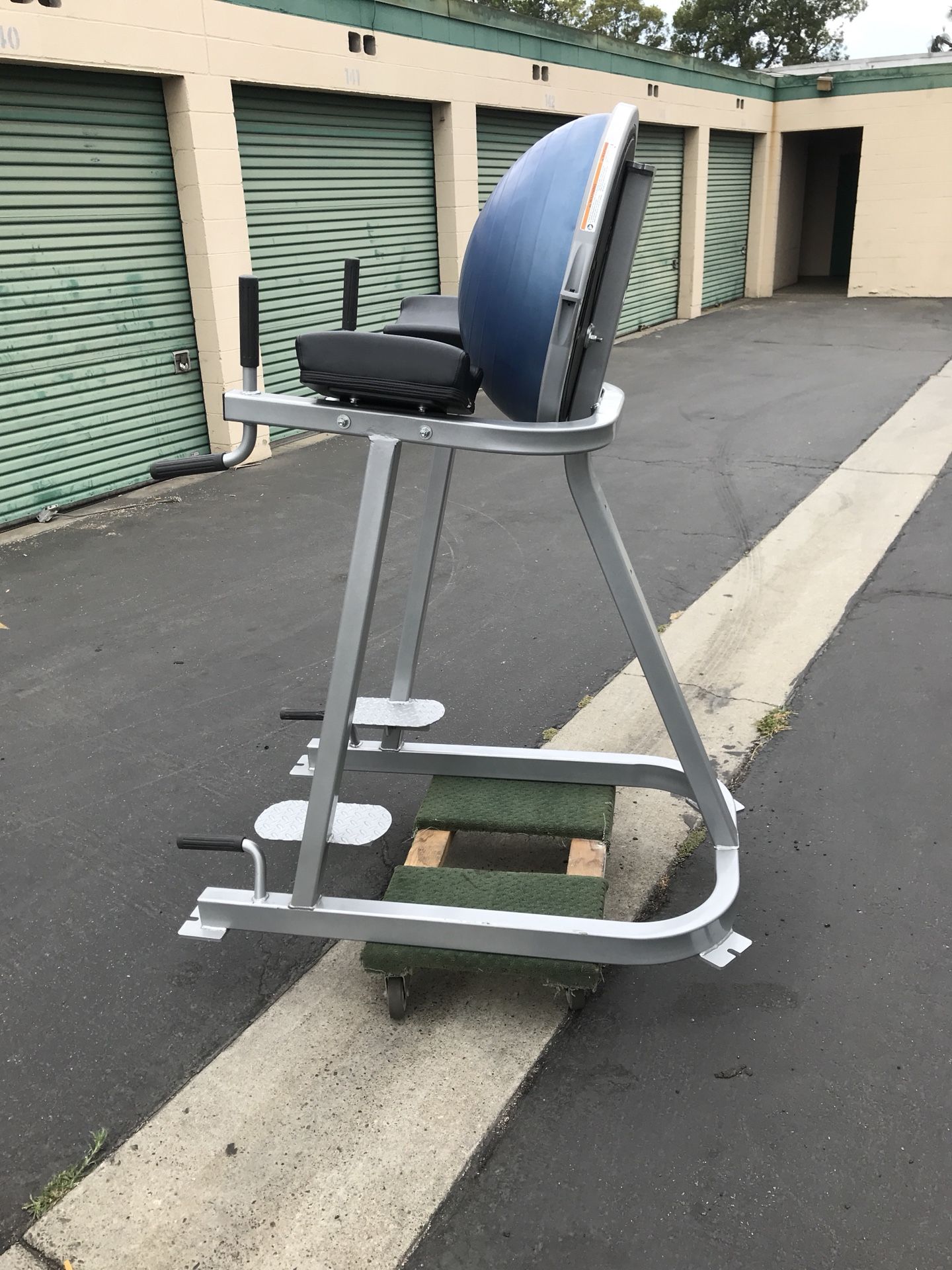 bosu ball vertical knee raise / dip and push up