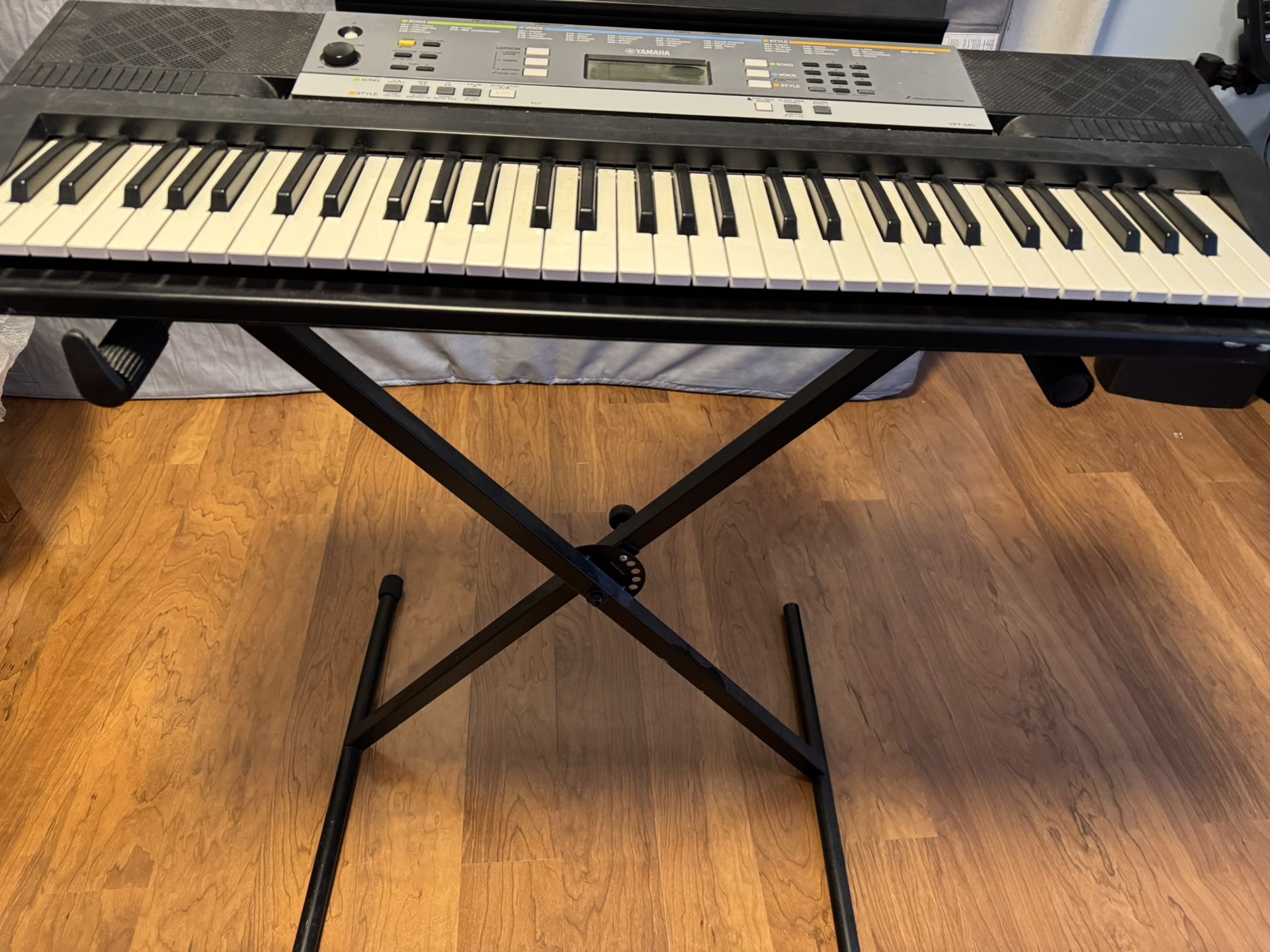 Yamaha Ypt240 keyboard With Stand