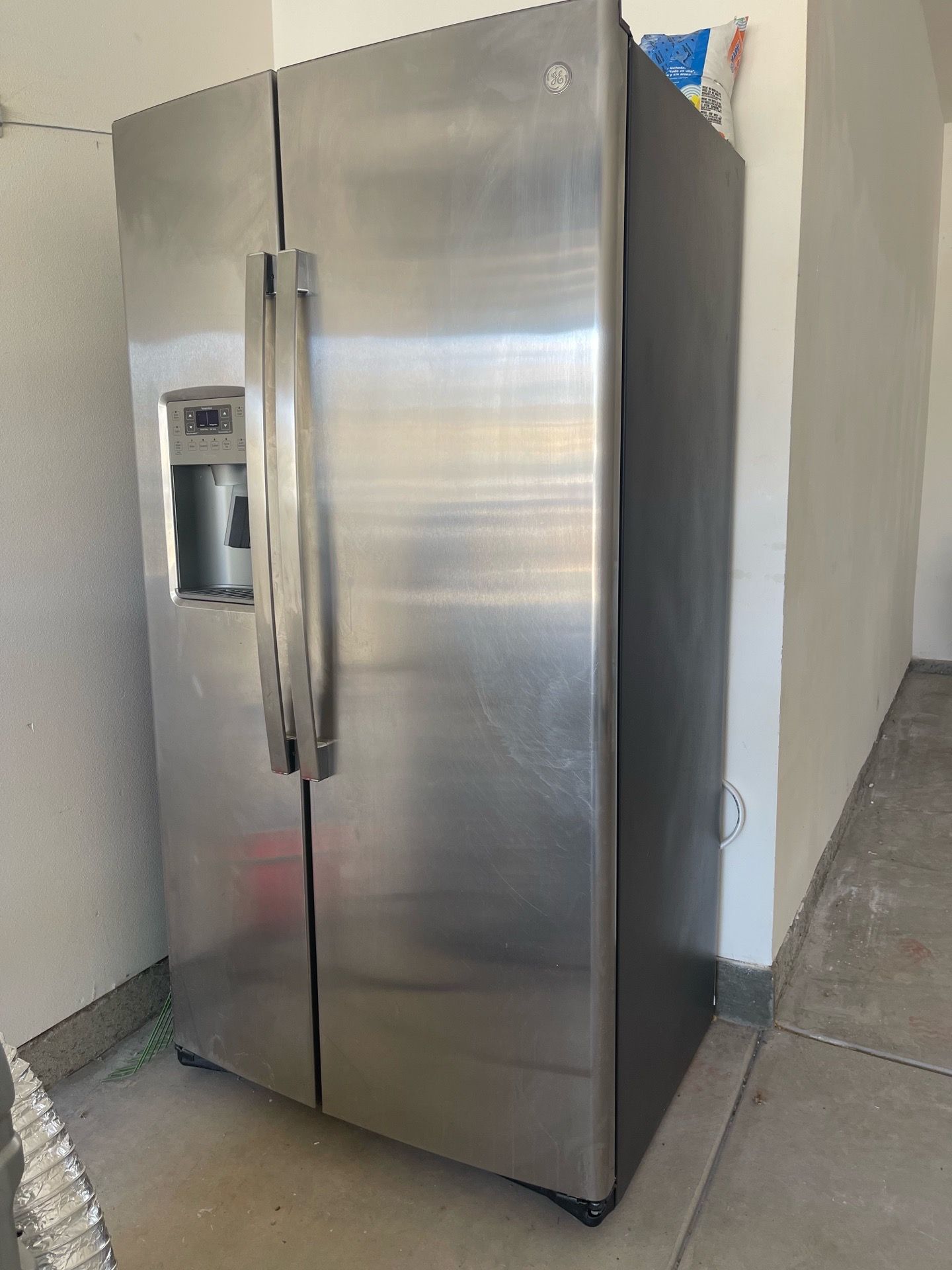 Side-by-side refrigerator freezer with water dispenser