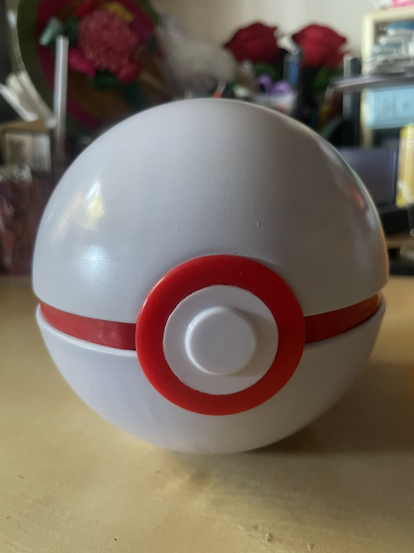 Pokemon Premier Ball Tin