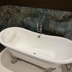 Stunning Clawfoot Tub 