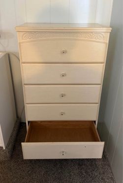 Ashley Furniture Cottage Retreat 5-Drawer Chest – Cream – B213-46