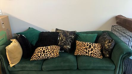Green Couch Smoke Free Clean And 2 Black Chairs