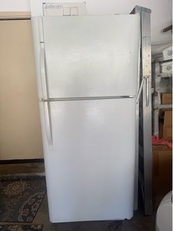 KENMORE WHITE REFRIGERATOR. With freezer