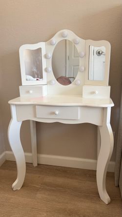 Kids Vanity table with Mirorr