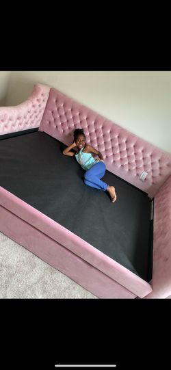 Pink Full Sized Daybed with Trundle