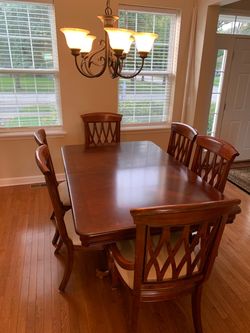 Dining table with 6 cushioned chairs