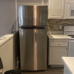 Whirlpool Refrigerator - Great Condition L! 