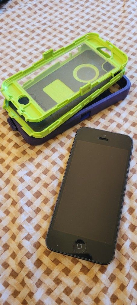 Iphone 5 Perfect Condition w/otterbox