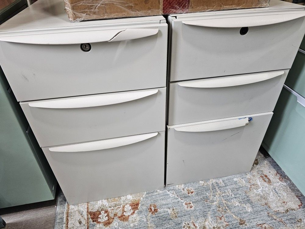 Good condition 3 drawer metal cabinets.
