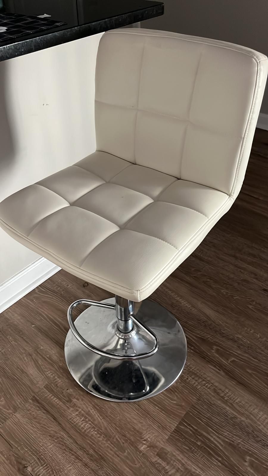 2 SWIVEL ADJUSTABLE HEIGH STOOL