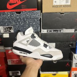 Jordan Military Black 4s size 10.5 VNDS 