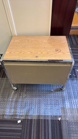 Desk with lifting top.