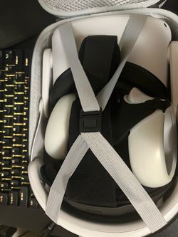 Oculus Quest 2 128Gb with Travel Case and Battery Pack