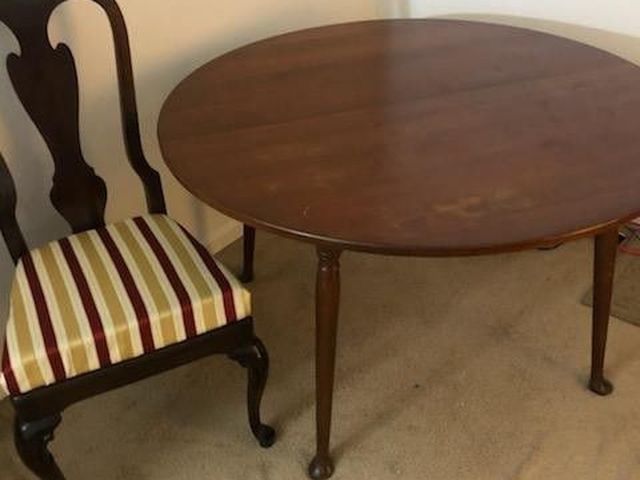 Extendable Dining Table + 3 Chairs + Coffee Table for FREE !!!