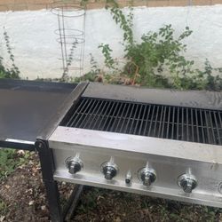 Outdoor Grill With One Petroleum Tank.