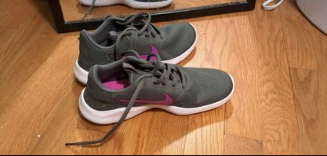 Brand New Women's Nike shoes - size 5.5