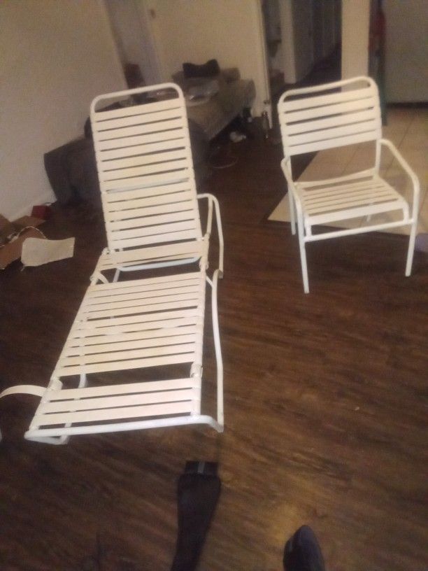 (2) White Adjustable Outdoor Pool Lounge Chairs