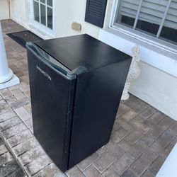Mini Fridge W Freezer 