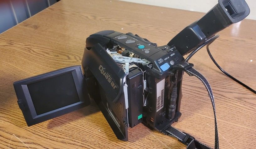 Quasar VM-L450 Palmsight VHC-C Camcorder Video Camera. F