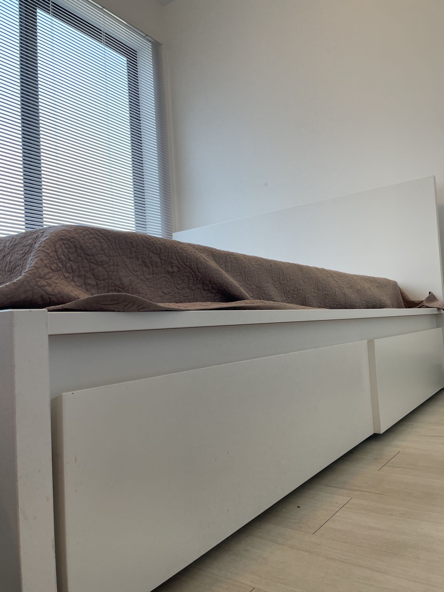 Queen Bed with Drawers | LURÖY