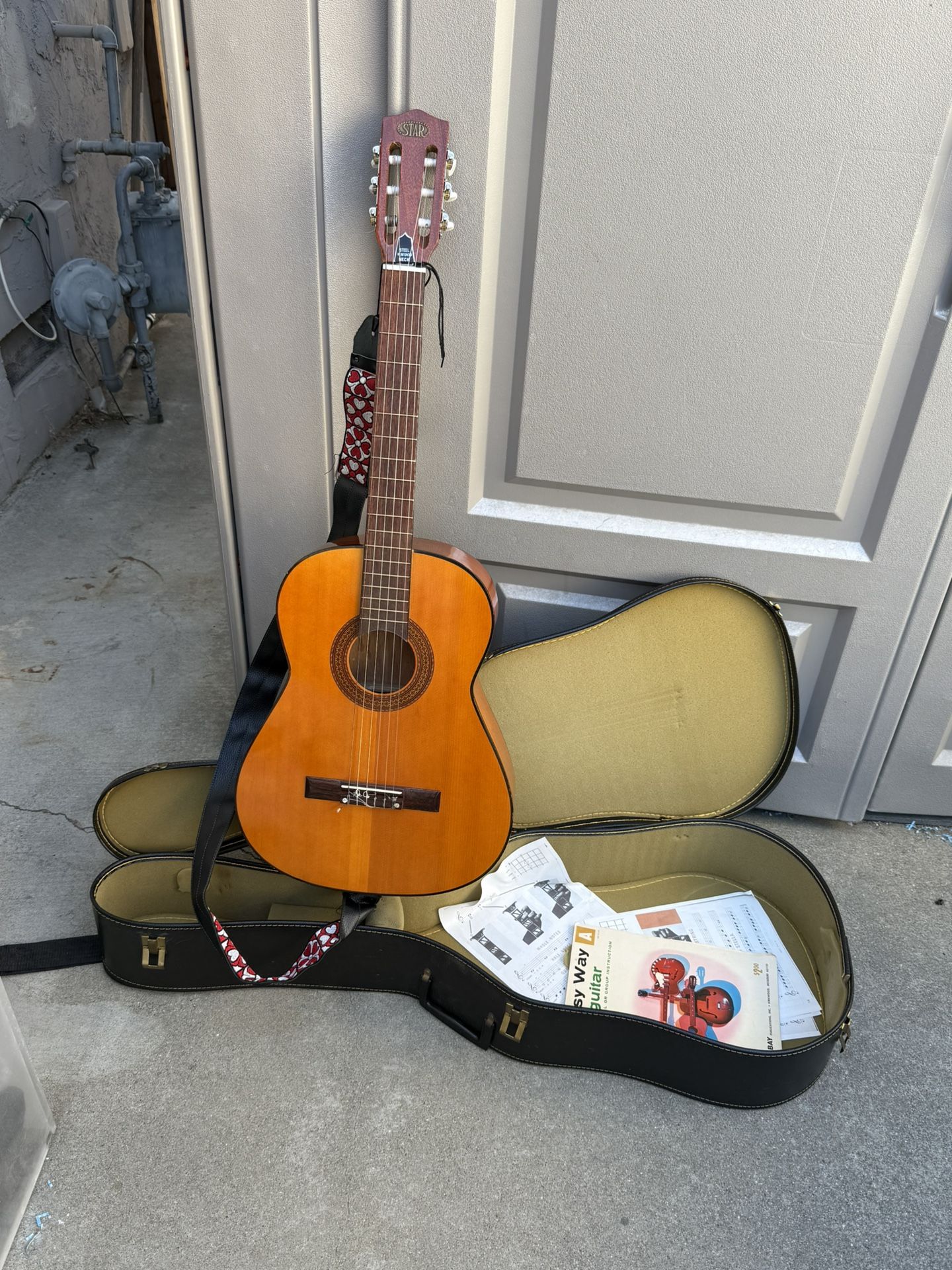 Acoustic Classic Guitar 🎸.  Beautiful 😻.  Full Size 