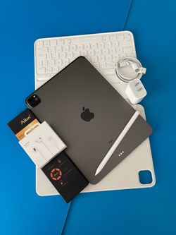 Apple IPad Pro 11” 2nd Generation (2020 Model / Face ID ) 256GB with Keyboard, pen & Accessories