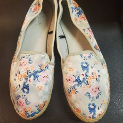 Womens Lightly Used Floral Slip On Shoes Size 10