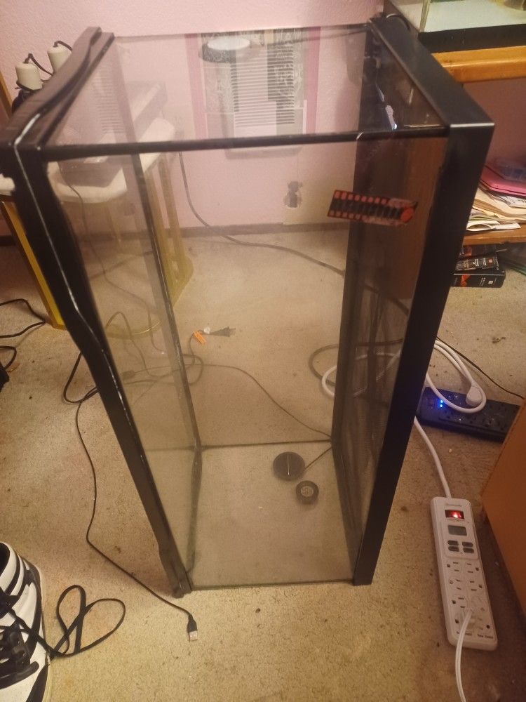 REPTILE CAGE 100BUCKS NEED IT GONE TODAY  ITS USED AND SUPER CLEAN 40gall Tank 