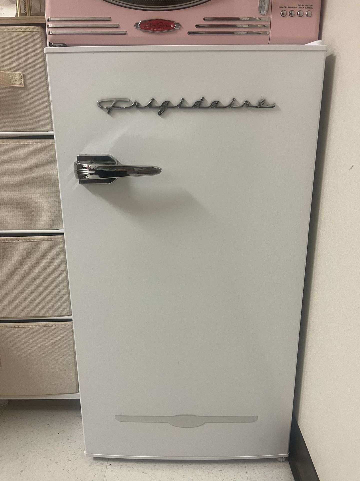 Selling White mini Fridge