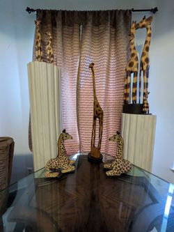 girafas and 2 white stand x $200