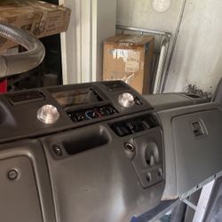 2002  Ford F 350 Complete dash with  Steering and The Two Air Bagas
