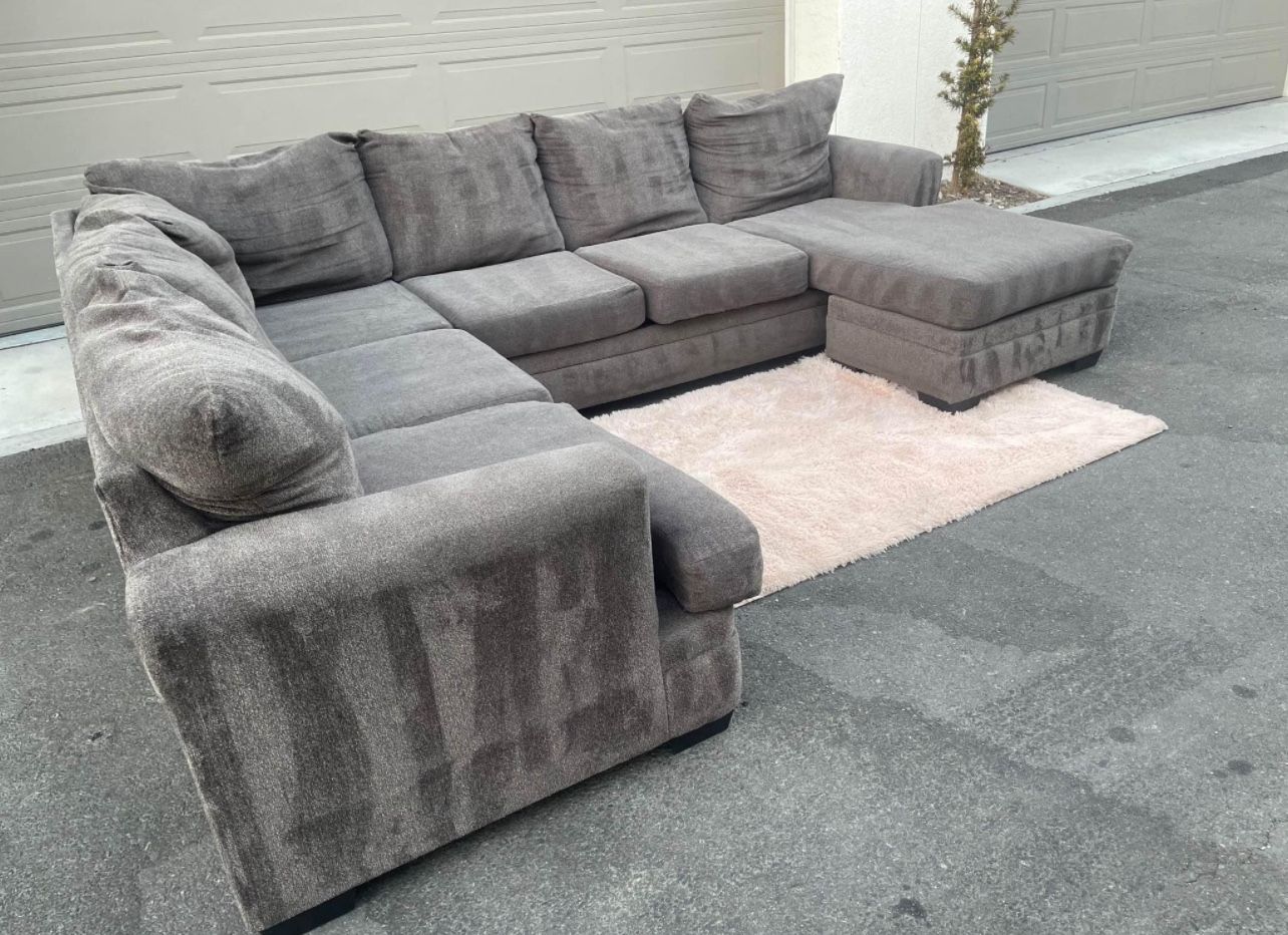 Huge Grey Sectional Couch Sofa From Ashley Furniture In Excellent Condition- FREE DELIVERY 🚛