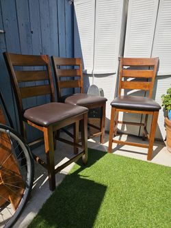 4 wooden bar chairs