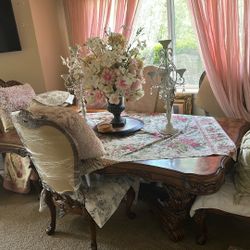 Extendable Dining Table And Comes With 8 Chairs 