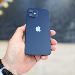 IPhone 12  64 GB,  Good   Condition!.  UNLOCKED use any carrier.  Hablo Espanol.