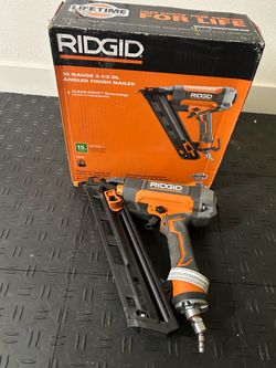RIDGID Pneumatic 15-Gauge 2-1/2 in. Angled Finish Nailer with CLEAN DRIVE Technology